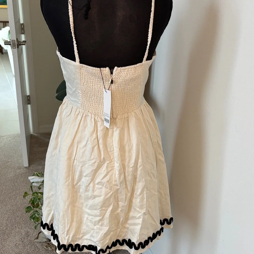 Elegant Cream and Black Mini Dress - Picture 4 of 7